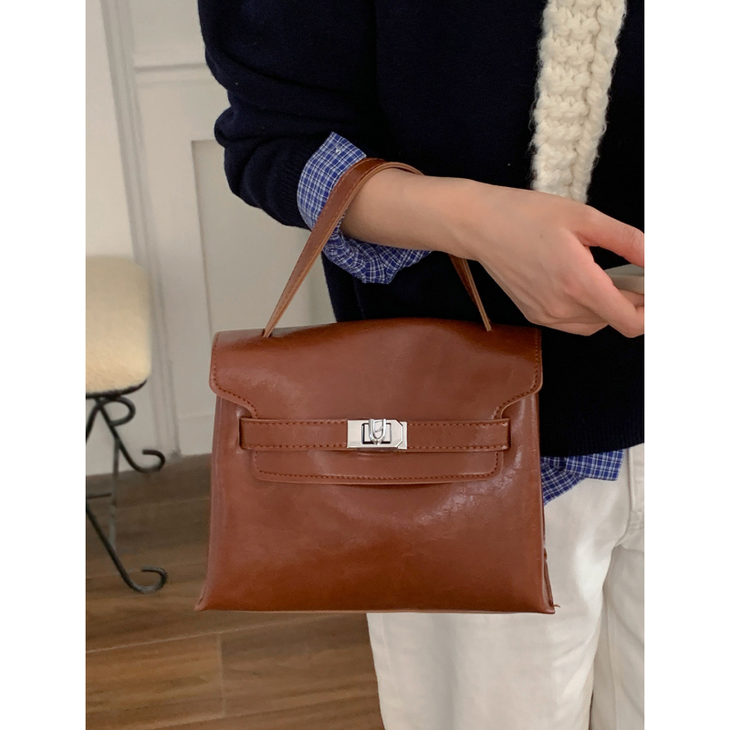 PU crossbody torba, gradski minimalistički stil, vertikalno kvadratni oblik, zima 2025, zaključavanje lokotom