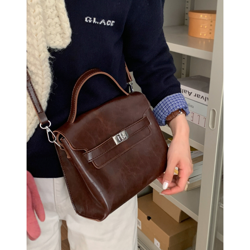 PU crossbody torba, gradski minimalistički stil, vertikalno kvadratni oblik, zima 2025, zaključavanje lokotom