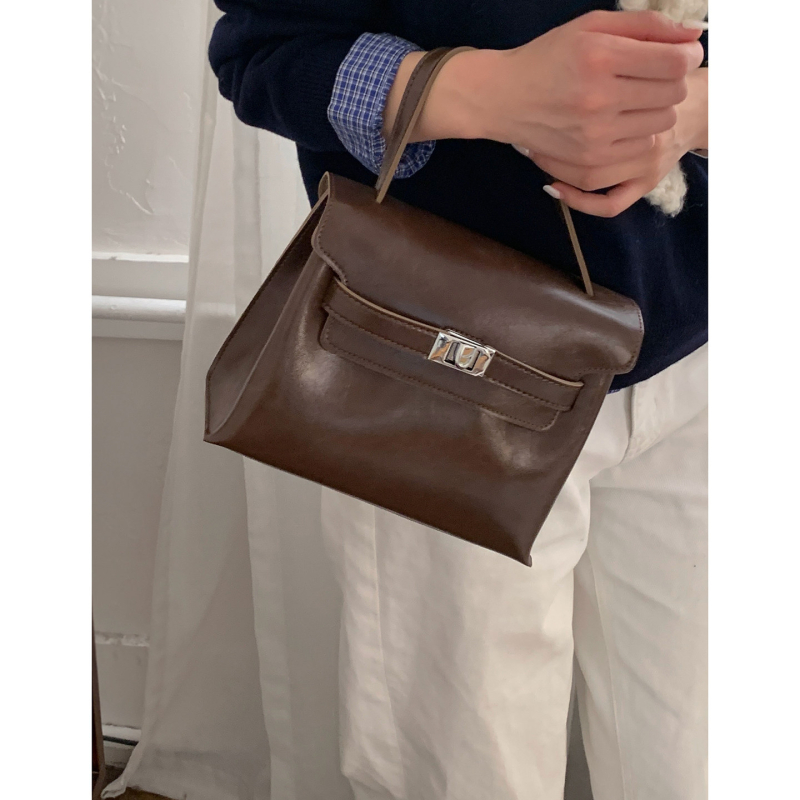 PU crossbody torba, gradski minimalistički stil, vertikalno kvadratni oblik, zima 2025, zaključavanje lokotom