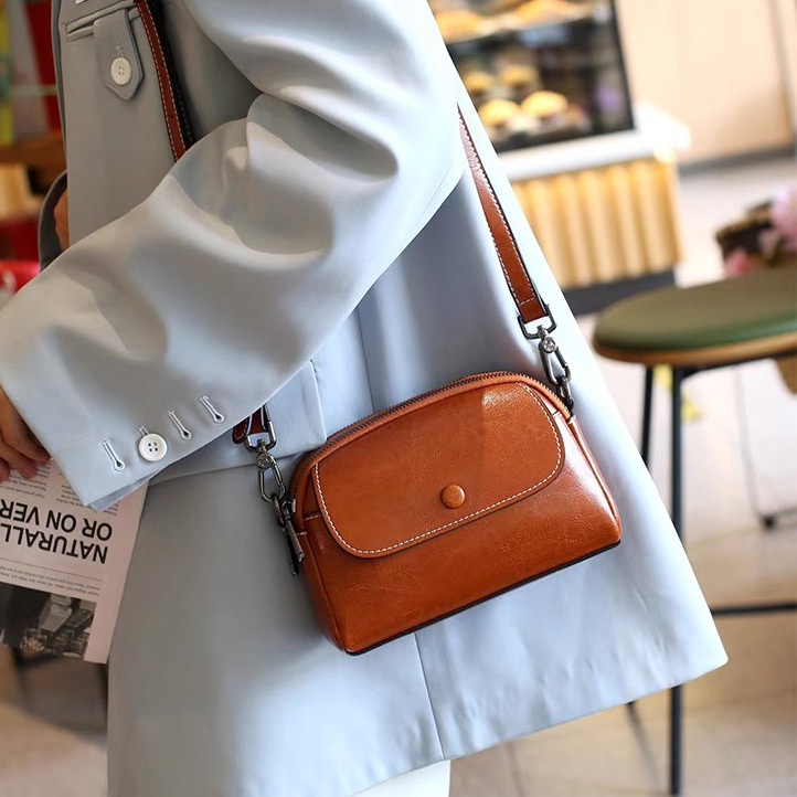 Ženska kožna crossbody torbica, gradski stil, mali kvadratni oblik, zatvarač, unutarnji džepovi za telefon i osobnu iskaznicu