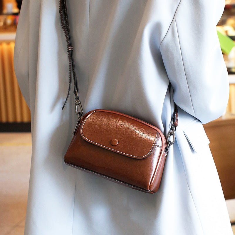 Ženska kožna crossbody torbica, gradski stil, mali kvadratni oblik, zatvarač, unutarnji džepovi za telefon i osobnu iskaznicu