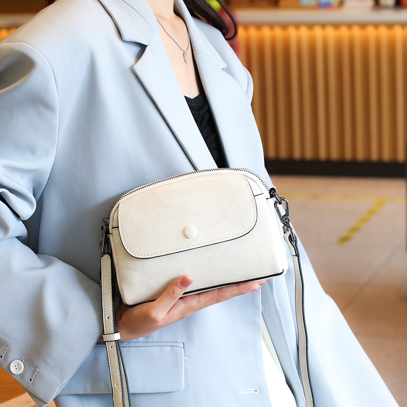 Ženska kožna crossbody torbica, gradski stil, mali kvadratni oblik, zatvarač, unutarnji džepovi za telefon i osobnu iskaznicu