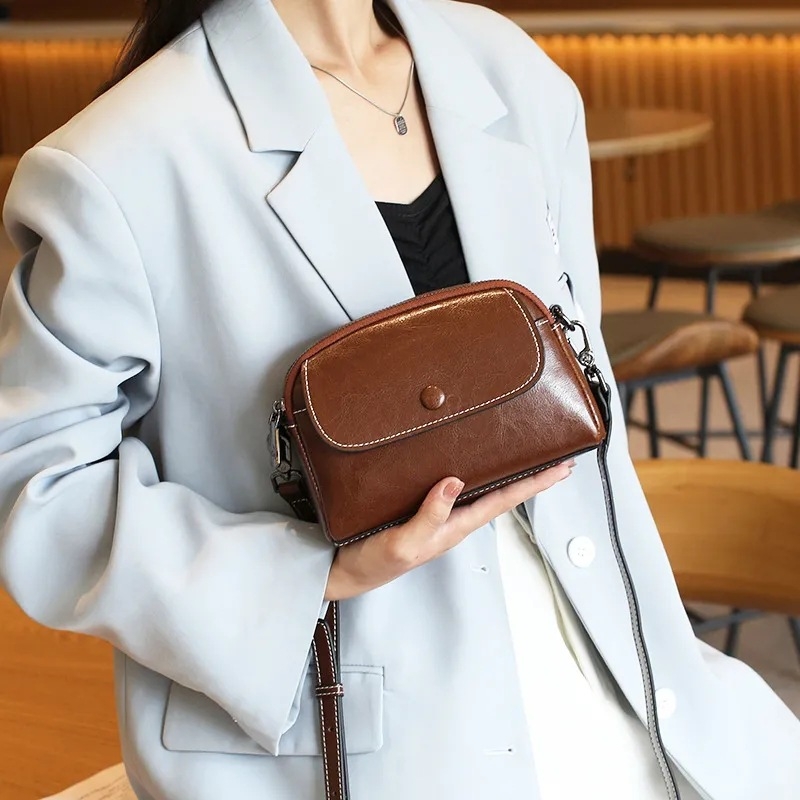 Ženska kožna crossbody torbica, gradski stil, mali kvadratni oblik, zatvarač, unutarnji džepovi za telefon i osobnu iskaznicu