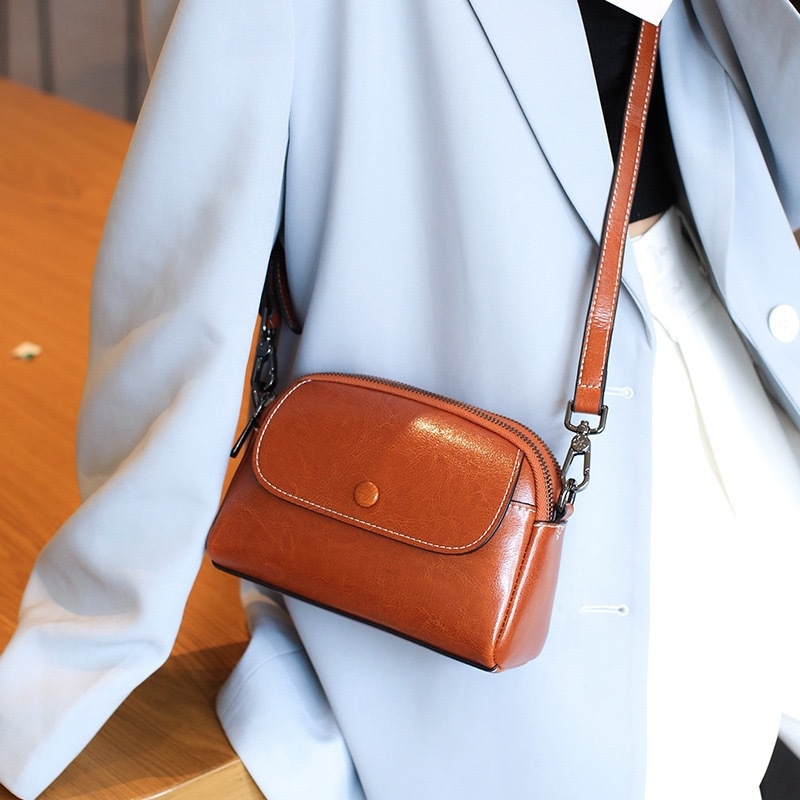 Ženska kožna crossbody torbica, gradski stil, mali kvadratni oblik, zatvarač, unutarnji džepovi za telefon i osobnu iskaznicu