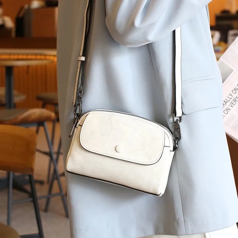 Ženska kožna crossbody torbica, gradski stil, mali kvadratni oblik, zatvarač, unutarnji džepovi za telefon i osobnu iskaznicu
