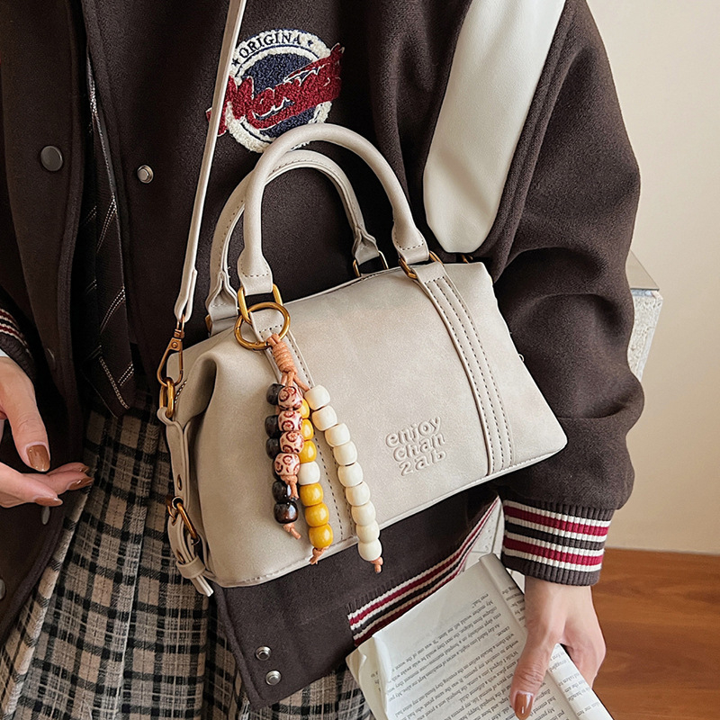 Ženska crossbody torba u urbanom minimalističkom retro stilu, PU koža, bowling torba, vodoravni kvadratni oblik, zatvaranje na zip, unutarnje pregrade za telefon i dokumente
