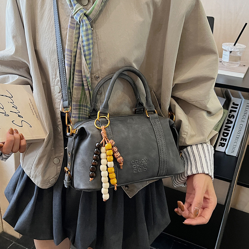 Ženska crossbody torba u urbanom minimalističkom retro stilu, PU koža, bowling torba, vodoravni kvadratni oblik, zatvaranje na zip, unutarnje pregrade za telefon i dokumente