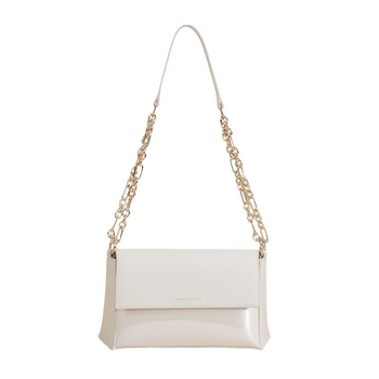 Ženska crossbody torba, urbanog jednostavnog stila, od prave kože, vodoravno kvadratnog oblika, zatvaranje kapom, podstava od tkanine.
