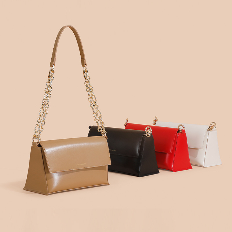Ženska crossbody torba, urbanog jednostavnog stila, od prave kože, vodoravno kvadratnog oblika, zatvaranje kapom, podstava od tkanine.