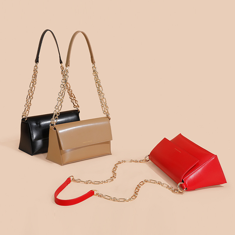 Ženska crossbody torba, urbanog jednostavnog stila, od prave kože, vodoravno kvadratnog oblika, zatvaranje kapom, podstava od tkanine.