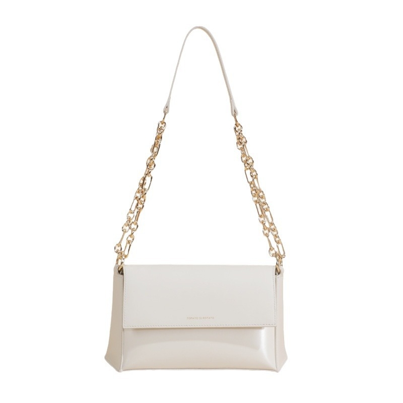 Ženska crossbody torba, urbanog jednostavnog stila, od prave kože, vodoravno kvadratnog oblika, zatvaranje kapom, podstava od tkanine.