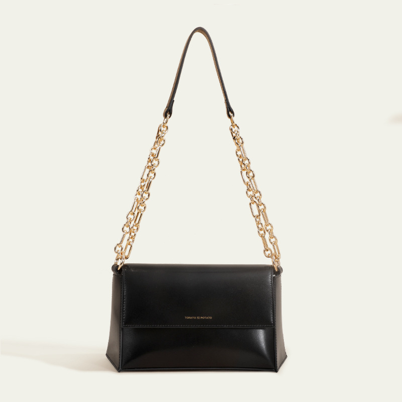Ženska crossbody torba, urbanog jednostavnog stila, od prave kože, vodoravno kvadratnog oblika, zatvaranje kapom, podstava od tkanine.