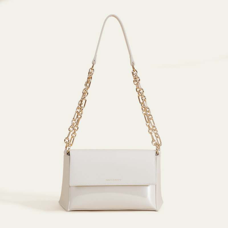 Ženska crossbody torba, urbanog jednostavnog stila, od prave kože, vodoravno kvadratnog oblika, zatvaranje kapom, podstava od tkanine.