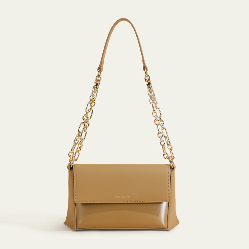 Ženska crossbody torba, urbanog jednostavnog stila, od prave kože, vodoravno kvadratnog oblika, zatvaranje kapom, podstava od tkanine.