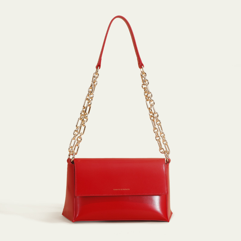 Ženska crossbody torba, urbanog jednostavnog stila, od prave kože, vodoravno kvadratnog oblika, zatvaranje kapom, podstava od tkanine.