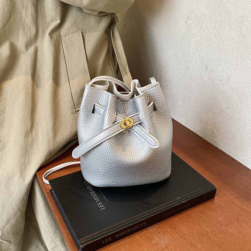 Bucket torba korejskog stila, PU materijal, zatvaranje špagom (drawstring), oblik košare, unutarnje džepove sa zipom i džepom za telefon, poliester podstava, jedna naramenica, mekana za svakodnevnu upotrebu