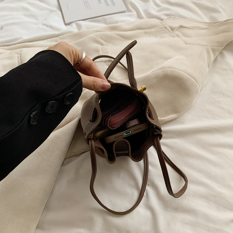 Bucket torba korejskog stila, PU materijal, zatvaranje špagom (drawstring), oblik košare, unutarnje džepove sa zipom i džepom za telefon, poliester podstava, jedna naramenica, mekana za svakodnevnu upotrebu