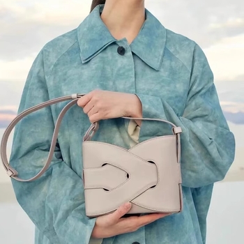 PU cilindrična crossbody torba sa zipom – bucket stil, podstava od sintetičke kože