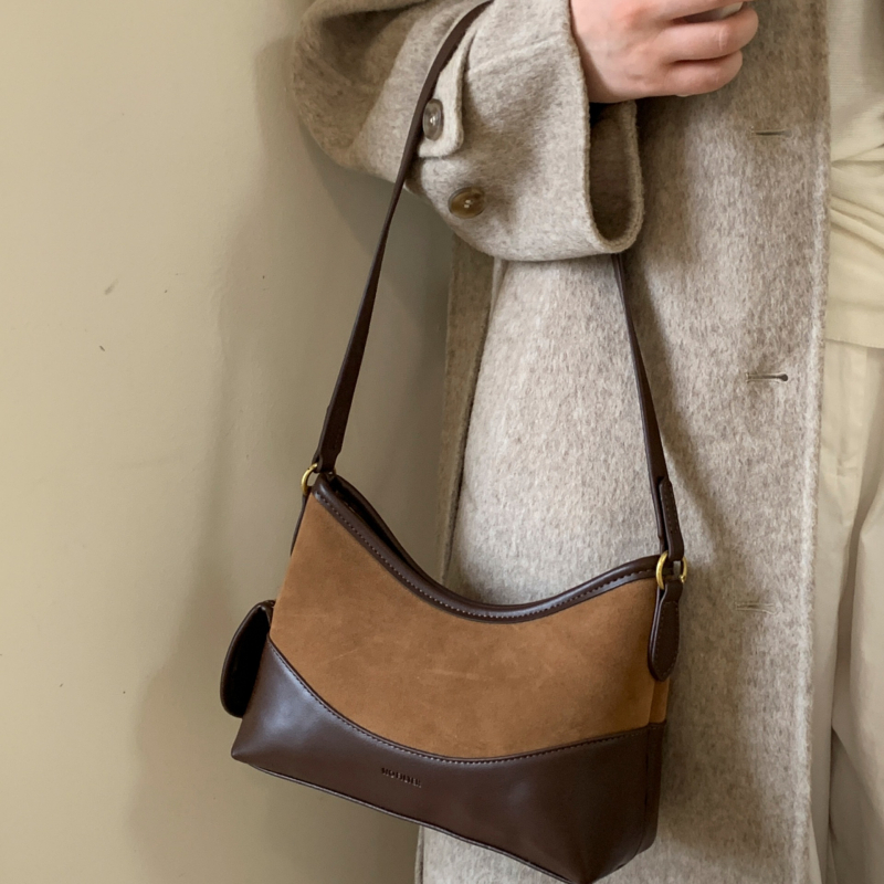 Ženska torbica ispod pazuha, visokokvalitetna teksturirana PU, torba, zatvarač, podstavljena od poliestera, horizontalni kvadratni oblik, proljeće 2026