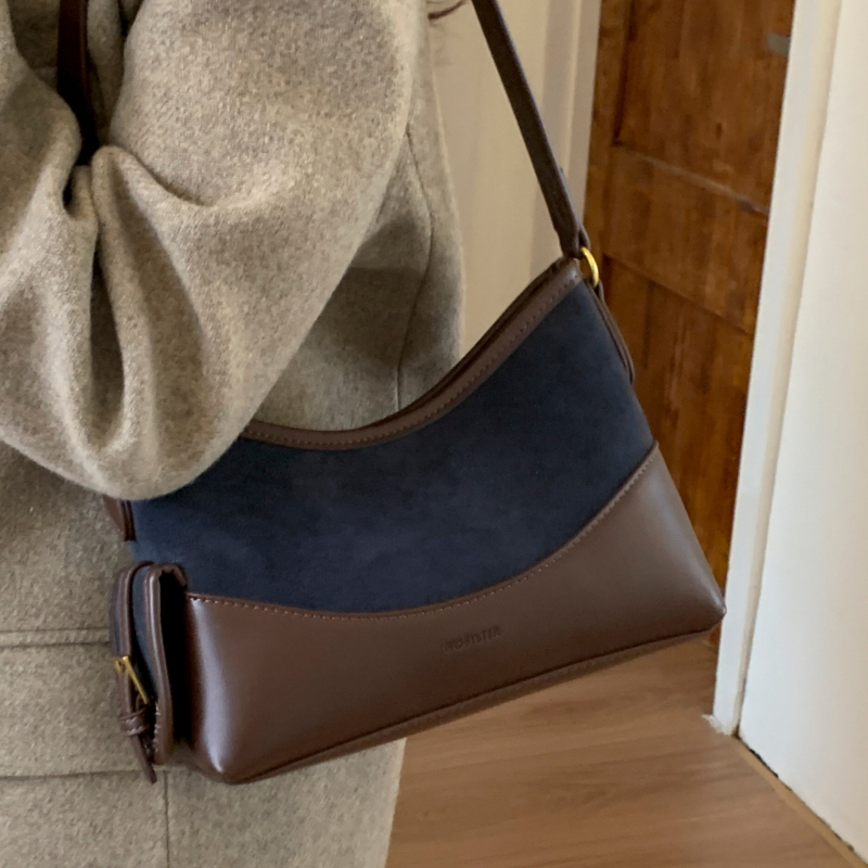 Ženska torbica ispod pazuha, visokokvalitetna teksturirana PU, torba, zatvarač, podstavljena od poliestera, horizontalni kvadratni oblik, proljeće 2026