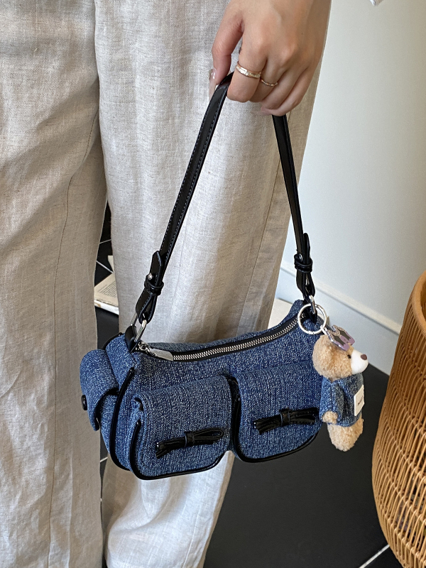 Denim crossbody torbica, gradski minimalistički stil, zatvarač, džep za mobitel, poliester podstava, jedna naramenica