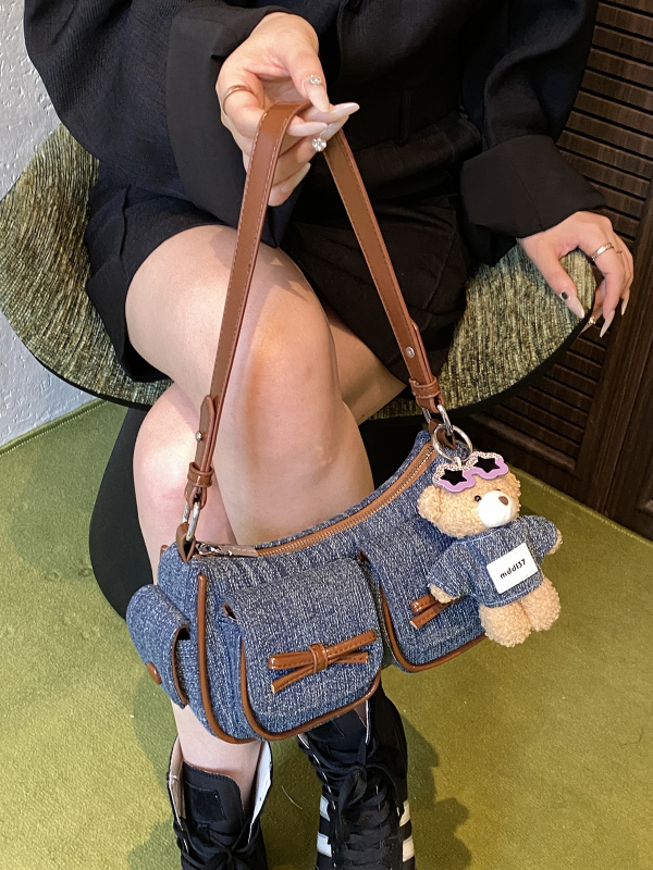 Denim crossbody torbica, gradski minimalistički stil, zatvarač, džep za mobitel, poliester podstava, jedna naramenica