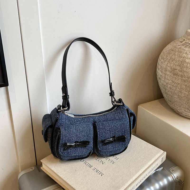 Denim crossbody torbica, gradski minimalistički stil, zatvarač, džep za mobitel, poliester podstava, jedna naramenica