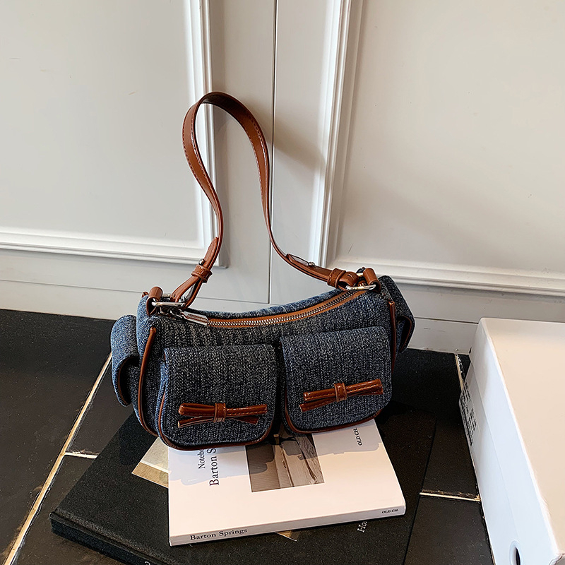 Denim crossbody torbica, gradski minimalistički stil, zatvarač, džep za mobitel, poliester podstava, jedna naramenica