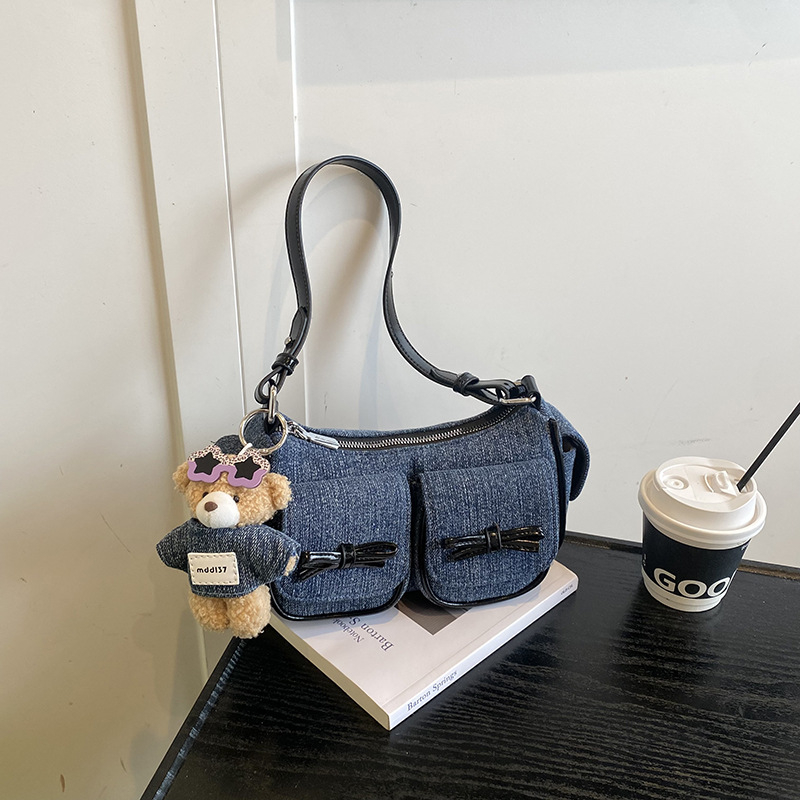 Denim crossbody torbica, gradski minimalistički stil, zatvarač, džep za mobitel, poliester podstava, jedna naramenica