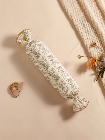 Възглавничка за новородени, цилиндрична, с анти-ударни странични защити, сваляем и перащ се калъф от чист памук газе