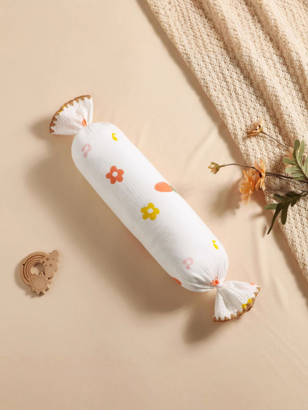 Възглавничка за новородени, цилиндрична, с анти-ударни странични защити, сваляем и перащ се калъф от чист памук газе