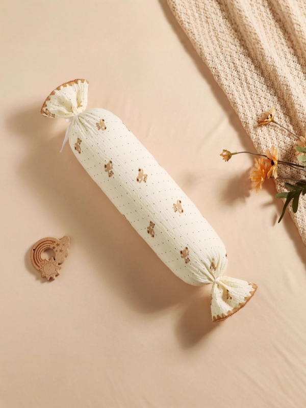 Възглавничка за новородени, цилиндрична, с анти-ударни странични защити, сваляем и перащ се калъф от чист памук газе