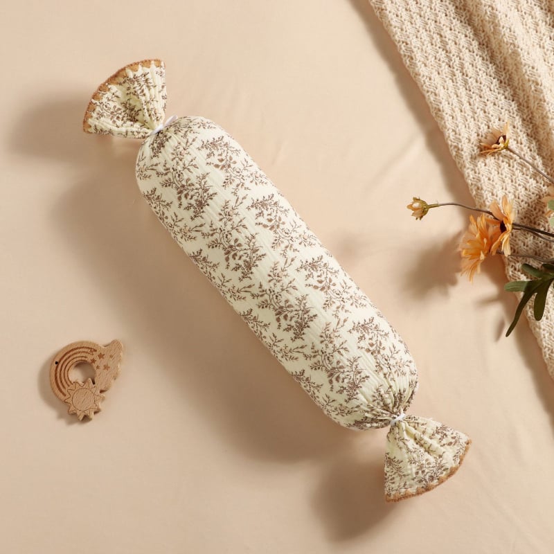 Възглавничка за новородени, цилиндрична, с анти-ударни странични защити, сваляем и перащ се калъф от чист памук газе