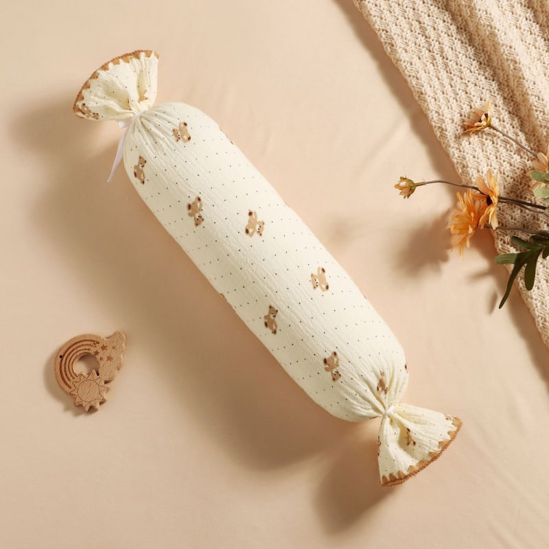 Възглавничка за новородени, цилиндрична, с анти-ударни странични защити, сваляем и перащ се калъф от чист памук газе