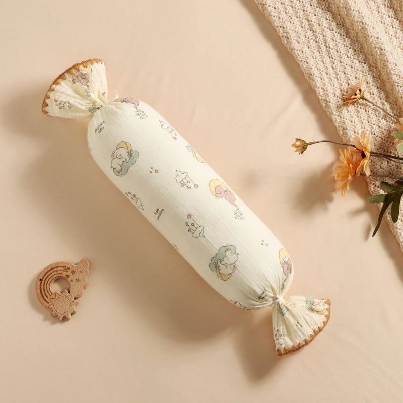 Възглавничка за новородени, цилиндрична, с анти-ударни странични защити, сваляем и перащ се калъф от чист памук газе