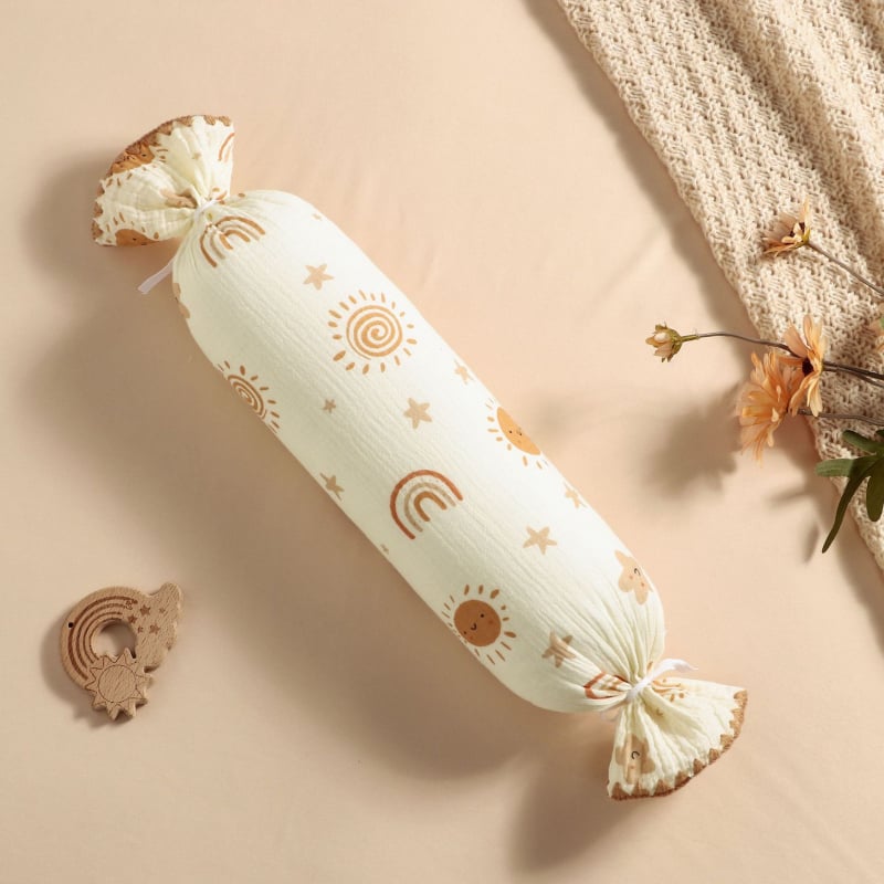 Възглавничка за новородени, цилиндрична, с анти-ударни странични защити, сваляем и перащ се калъф от чист памук газе