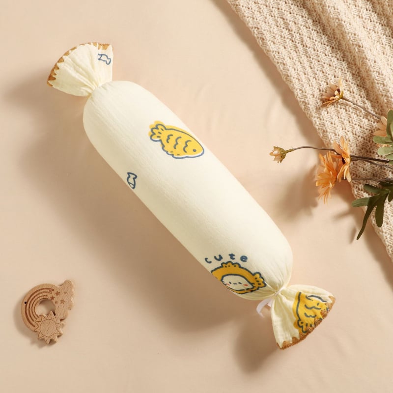 Възглавничка за новородени, цилиндрична, с анти-ударни странични защити, сваляем и перащ се калъф от чист памук газе