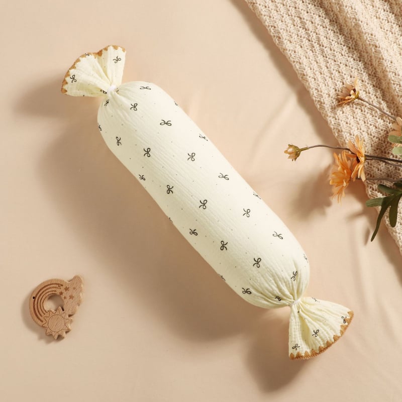 Възглавничка за новородени, цилиндрична, с анти-ударни странични защити, сваляем и перащ се калъф от чист памук газе