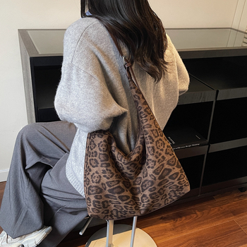 Kožna torbica za rame s leopard printom, zatvarač, unutarnji džepovi za telefon i dokumente, poliester podstava