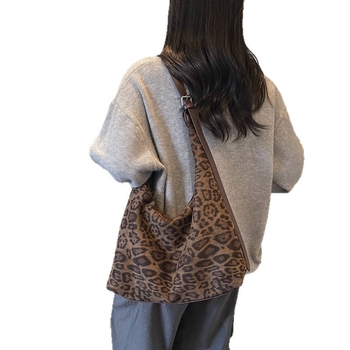 Kožna torbica za rame s leopard printom, zatvarač, unutarnji džepovi za telefon i dokumente, poliester podstava