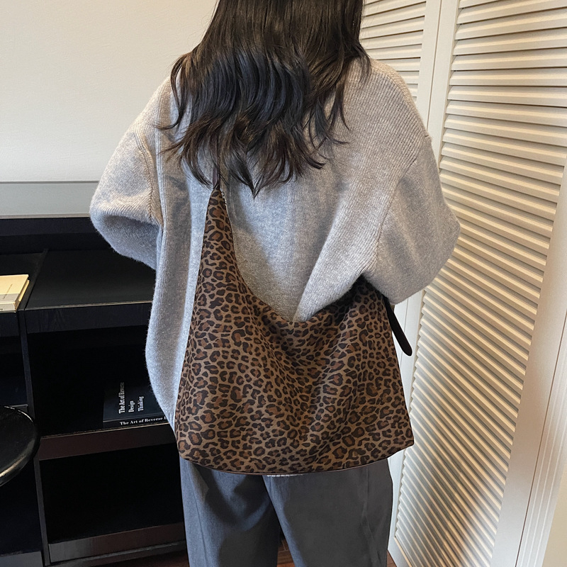 Kožna torbica za rame s leopard printom, zatvarač, unutarnji džepovi za telefon i dokumente, poliester podstava