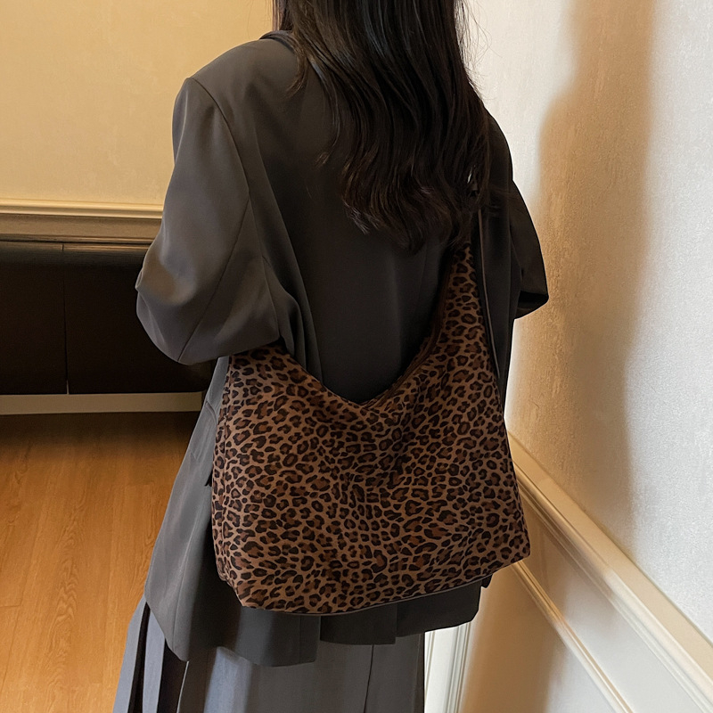 Kožna torbica za rame s leopard printom, zatvarač, unutarnji džepovi za telefon i dokumente, poliester podstava