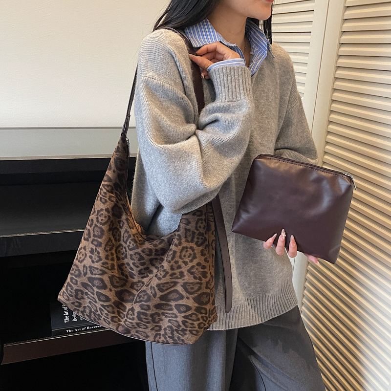 Kožna torbica za rame s leopard printom, zatvarač, unutarnji džepovi za telefon i dokumente, poliester podstava