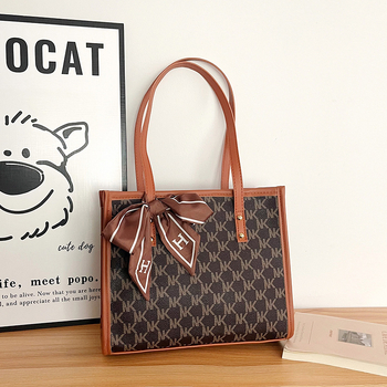 Tote torba od PU materijala, urbani minimalistički stil, zatvaranje na zip i unutarnja džep za mobitel