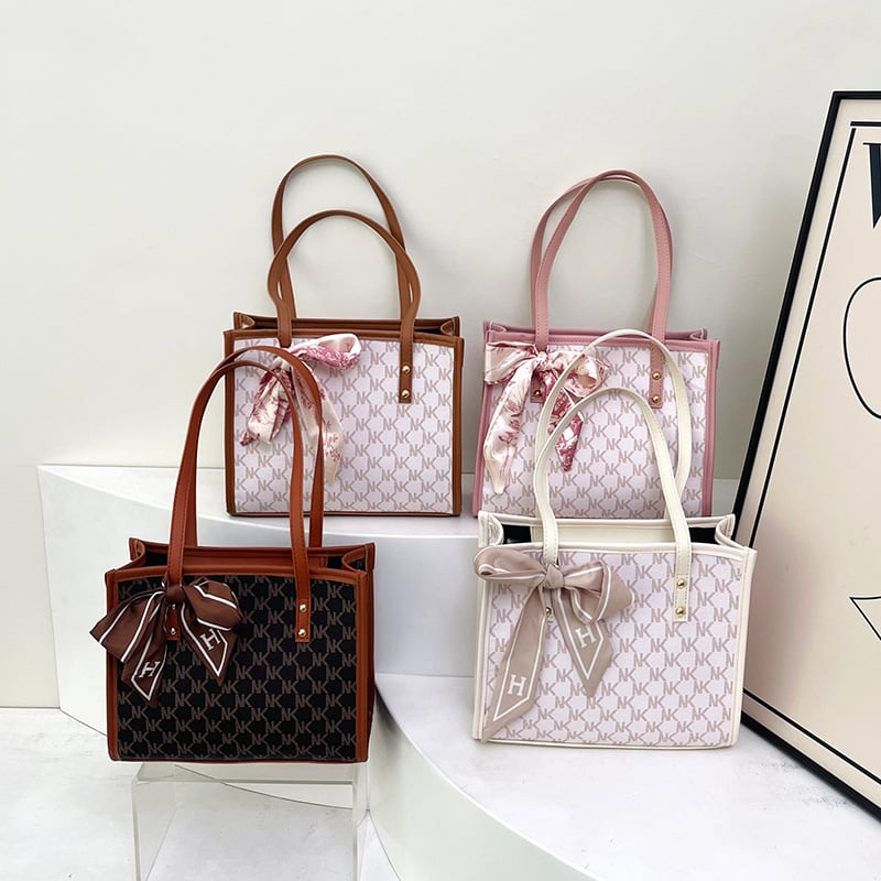 Tote torba od PU materijala, urbani minimalistički stil, zatvaranje na zip i unutarnja džep za mobitel