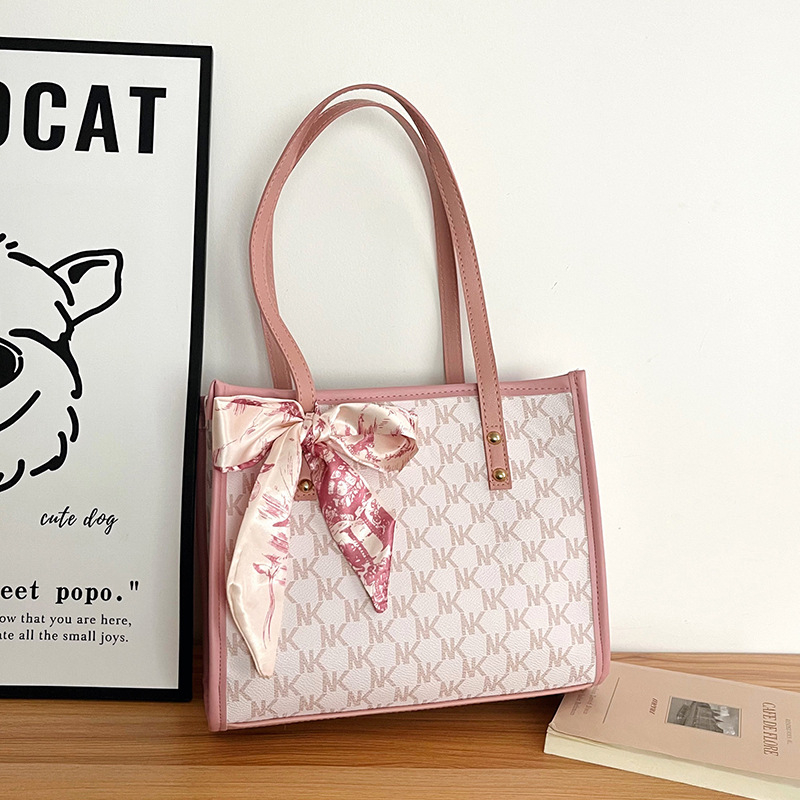 Tote torba od PU materijala, urbani minimalistički stil, zatvaranje na zip i unutarnja džep za mobitel