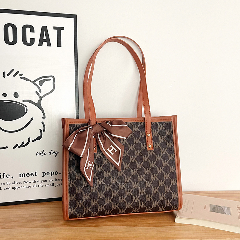 Tote torba od PU materijala, urbani minimalistički stil, zatvaranje na zip i unutarnja džep za mobitel