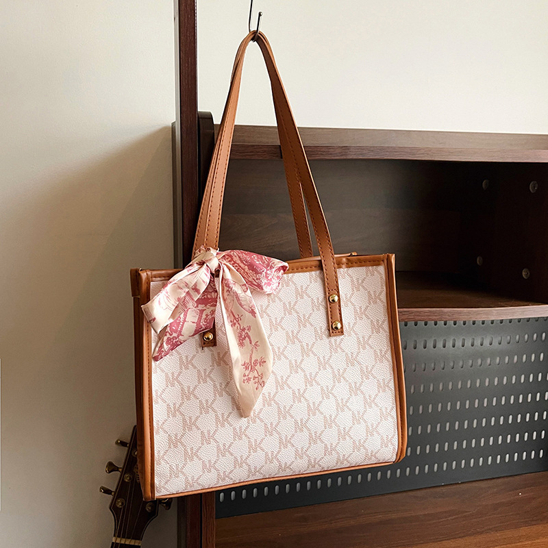 Tote torba od PU materijala, urbani minimalistički stil, zatvaranje na zip i unutarnja džep za mobitel