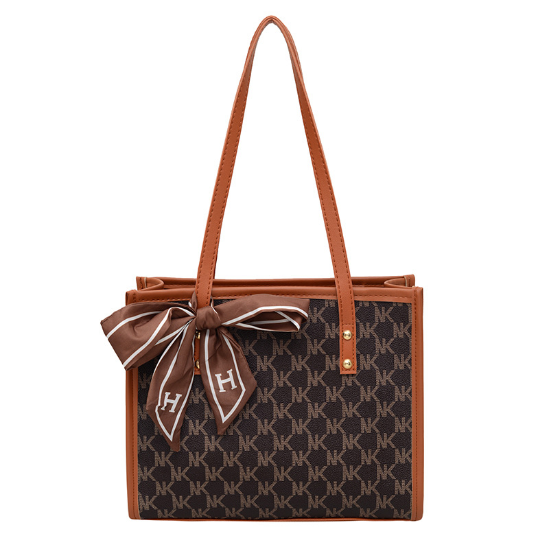 Tote torba od PU materijala, urbani minimalistički stil, zatvaranje na zip i unutarnja džep za mobitel