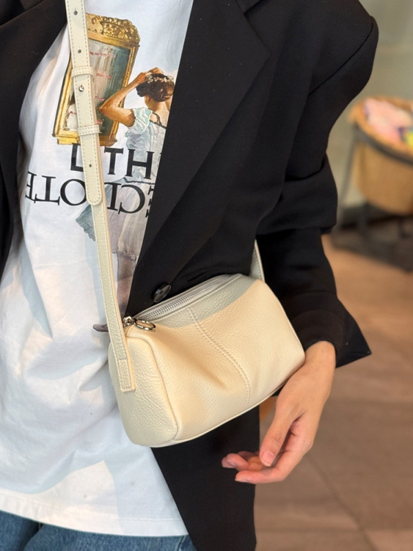 Torba u obliku jastuka od kože prvog sloja, s jednim remenom, horizontalnog kvadratnog oblika, zatvarač, poliester podstava, unutarnji džepovi sa skrivenim zipom i džep za mobitel